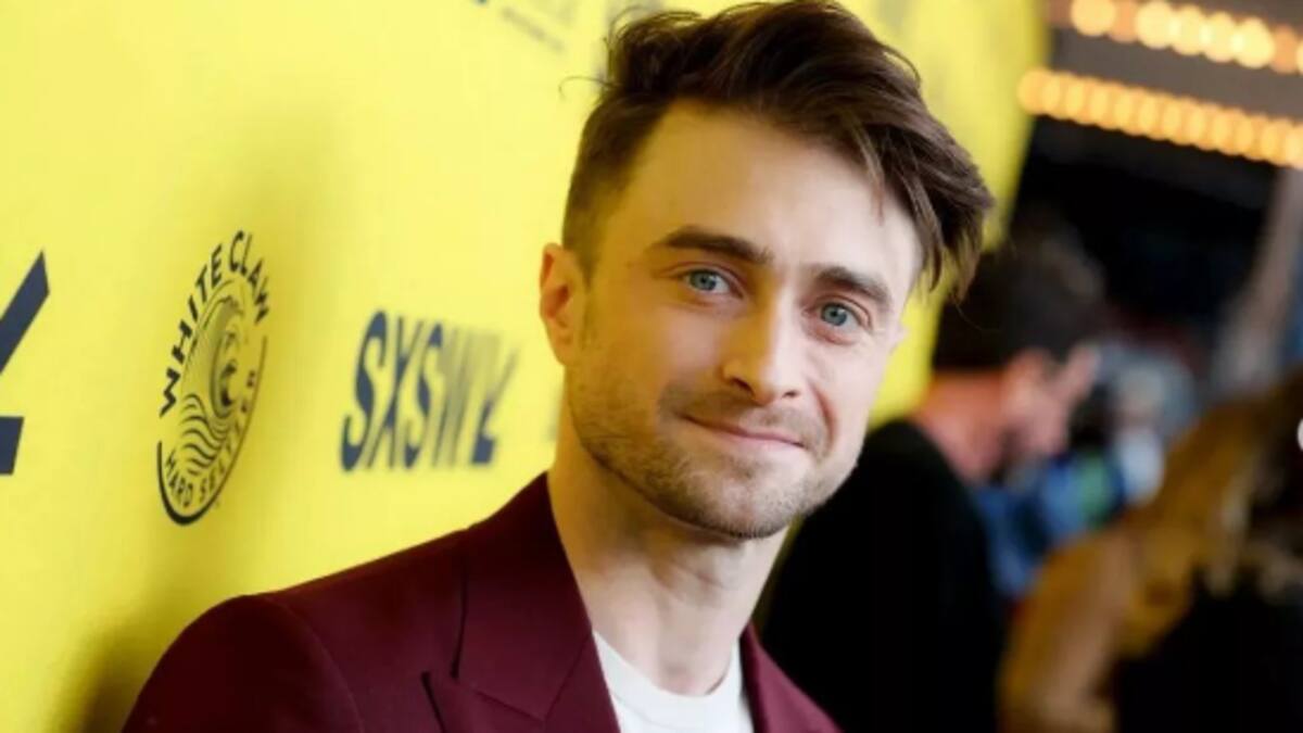 Daniel Radcliffe y su novia posan juntos en una alfombra roja por primera vez en casi una década