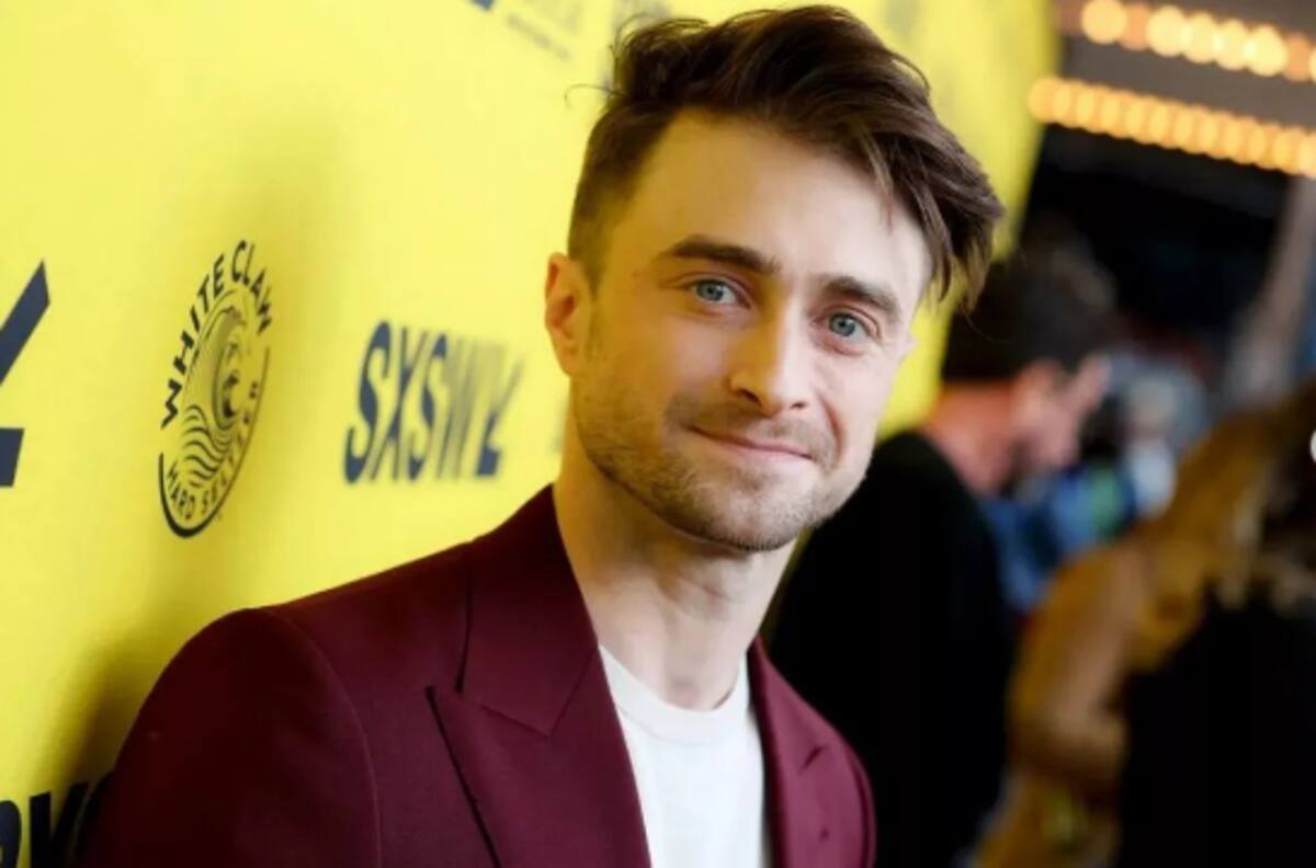 Daniel Radcliffe y su novia posan juntos en una alfombra roja por primera vez en casi una década