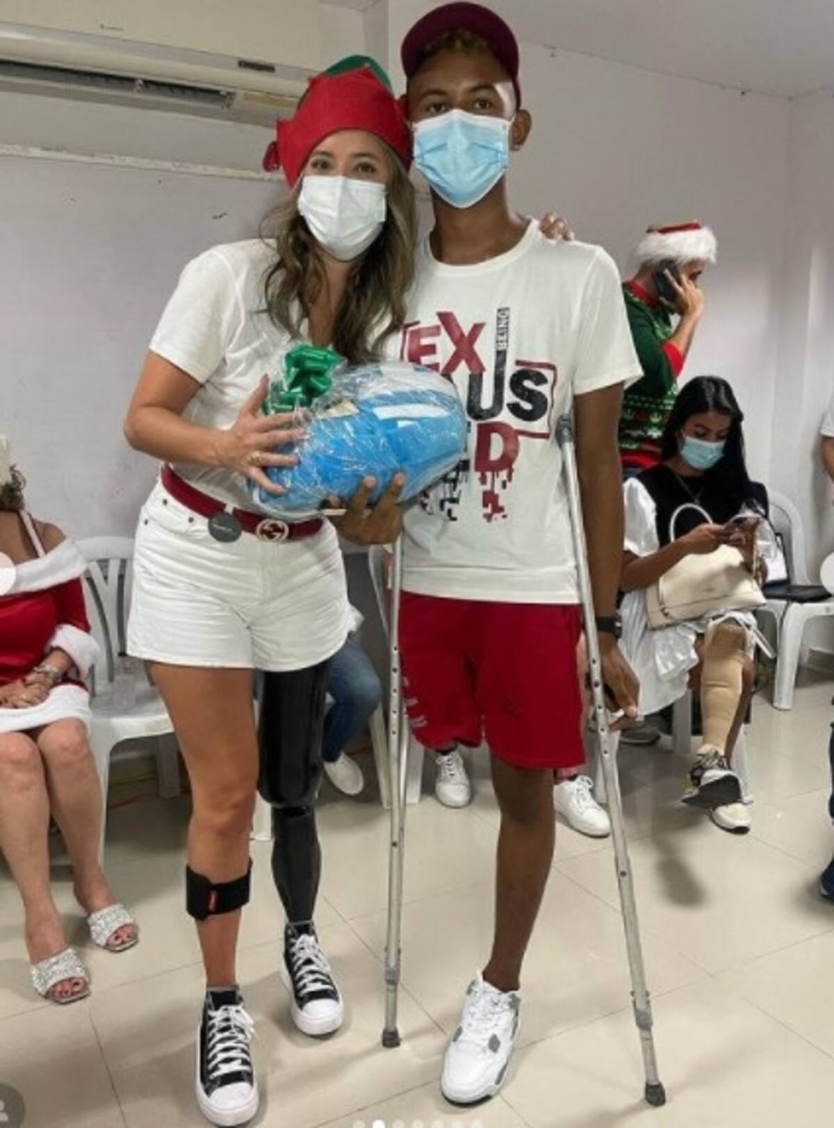 Daniella Álvarez y Daniel Arenas se acompañan para emotiva visita Daniella y un niño - Créditos: Instagram