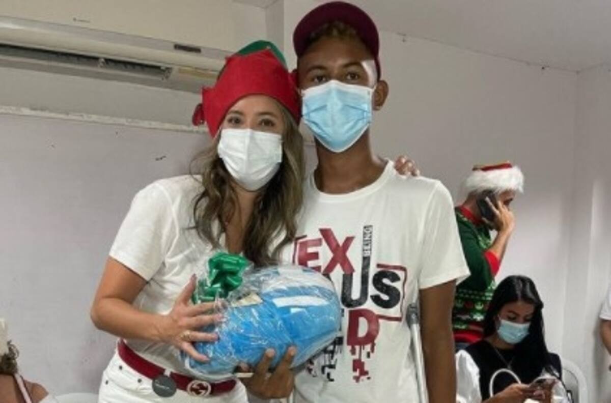Daniella Álvarez y Daniel Arenas se apoyan durante emotiva visita