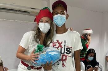 Daniella Álvarez y Daniel Arenas se apoyan durante emotiva visita