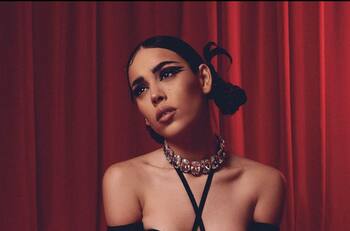 Danna Paola es captada bailando con un hombre enmascarado y fans sospechan que no es su novio