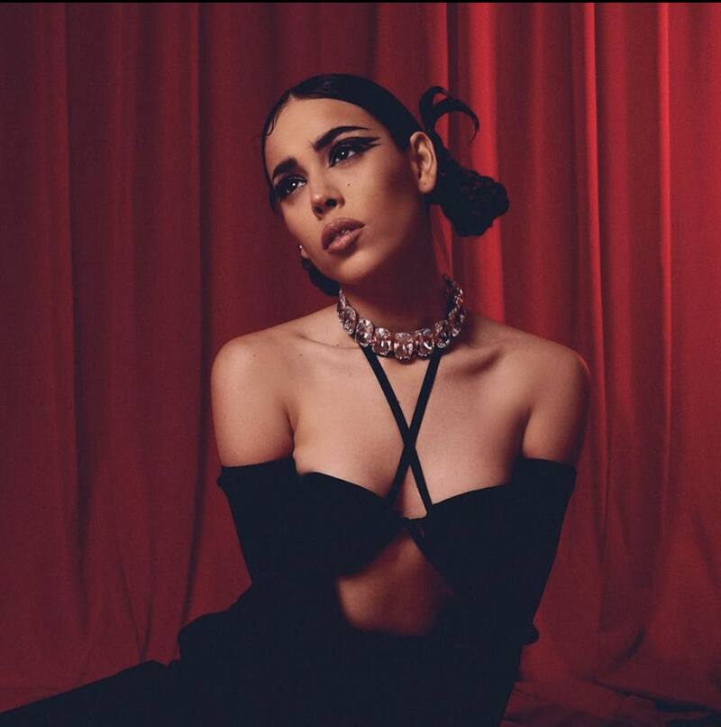 Danna Paola es captada bailando con un hombre cuya identidad se desconoce. - Créditos: Instagram