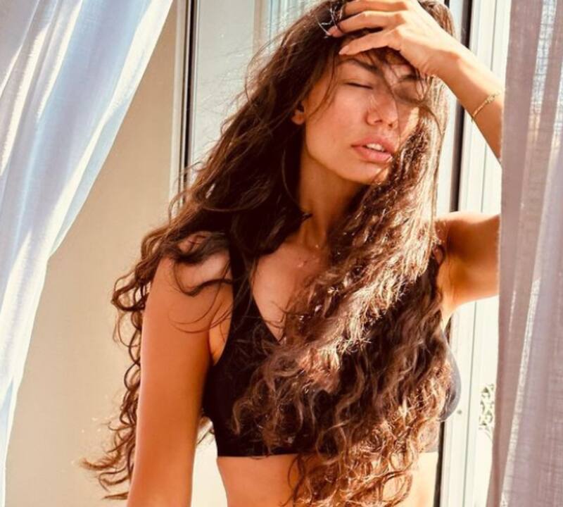 Demet Özdemir posa en una de sus últimas publicaciones desde Grecia.