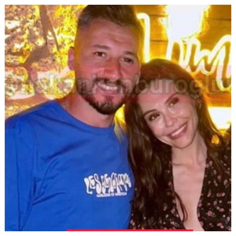 El futbolista Enver Cenk Şahin y la actriz Dilara Aksüyek fueron sorprendidos juntos de vacaciones, viviendo un romance que ya se extendería por varias semanas.