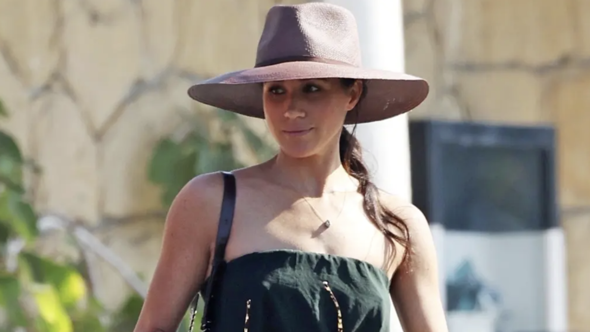 Diseñadora del polémico jumsuit de Meghan Markle contesta críticas y agradece por este motivo