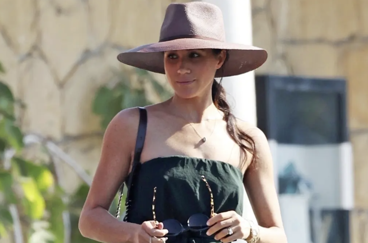 Diseñadora del polémico jumsuit de Meghan Markle contesta críticas y agradece por este motivo