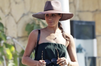 Diseñadora del polémico jumsuit de Meghan Markle contesta críticas y agradece por este motivo