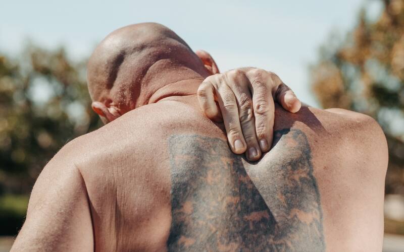 Para aliviar los dolores de la parte alta de la espalda es necesario también corregir las posturas que adoptamos durante el día.