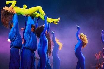 Dua Lipa enloquece a Jimmy Fallon con movimiento de caderas