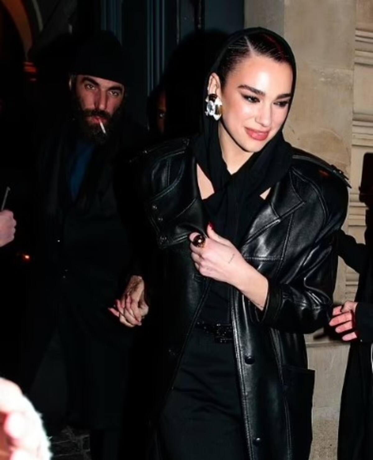Dua Lipa estrena novio cineasta en la Semana de la Moda en París La cantante sale del desfile junto a su pareja - Créditos: Instagram