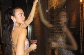 Dua Lipa estrena un look escultural con el que no se guarda nada para comenzar 2023