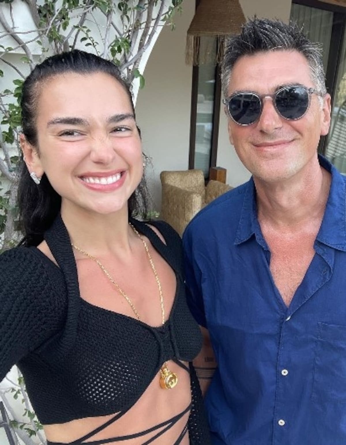 Dua Lipa publica fotos de su padre idéntico a ella cuando él tenía los 27 años que ella tiene hoy La cantante con su padre en una fotografía actual - Créditos: Instagram