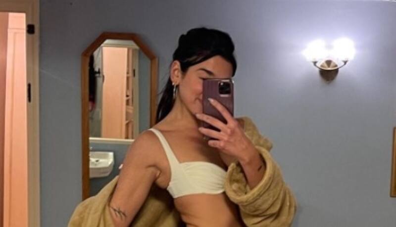 Dua Lipa regala audaces y alegres fotos previas a Navidad La cantante y una selfie de vacaciones - Créditos: Instagram