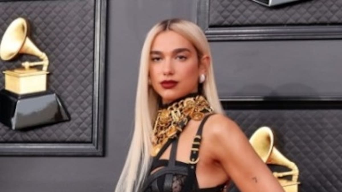 El look de Dua Lipa en los Grammy está inspirado un diseño que usó Donatella Versace