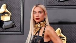 El look de Dua Lipa en los Grammy está inspirado un diseño que usó Donatella Versace