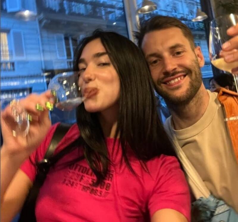 Dua Lipa vive alocada fiesta en París y habla en español - Créditos: Instagram