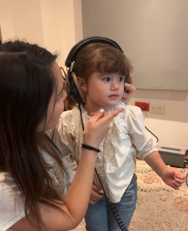 La cantante recibió la visita de su hija María Paula en el estudio de grabación.