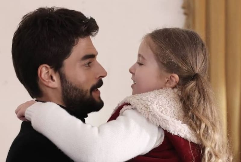 Ebrar y Beren, las niñas actrices de “Hercai” y “La Hija del Embajador” que desbordan ternura Ebra y Akin Akinözü, en "Hercai". - Créditos: Instagram