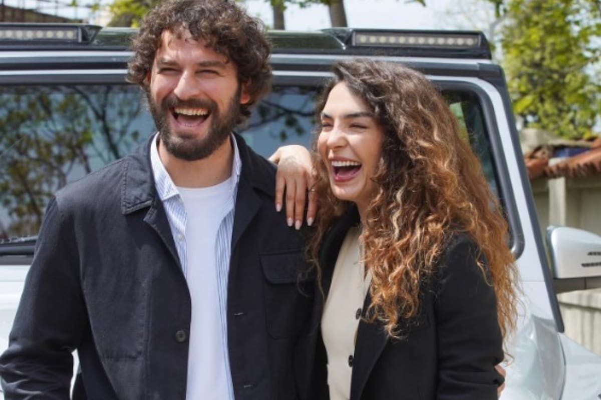 La actriz junto a Birkan Sokullu, su compañero en la actual serie de televisión que ambos protagonizan: "100 años de milagro".