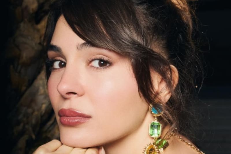 La estrella de Hercai mostró su ángel en la sesión fotográfica para Harper's Bazaar.