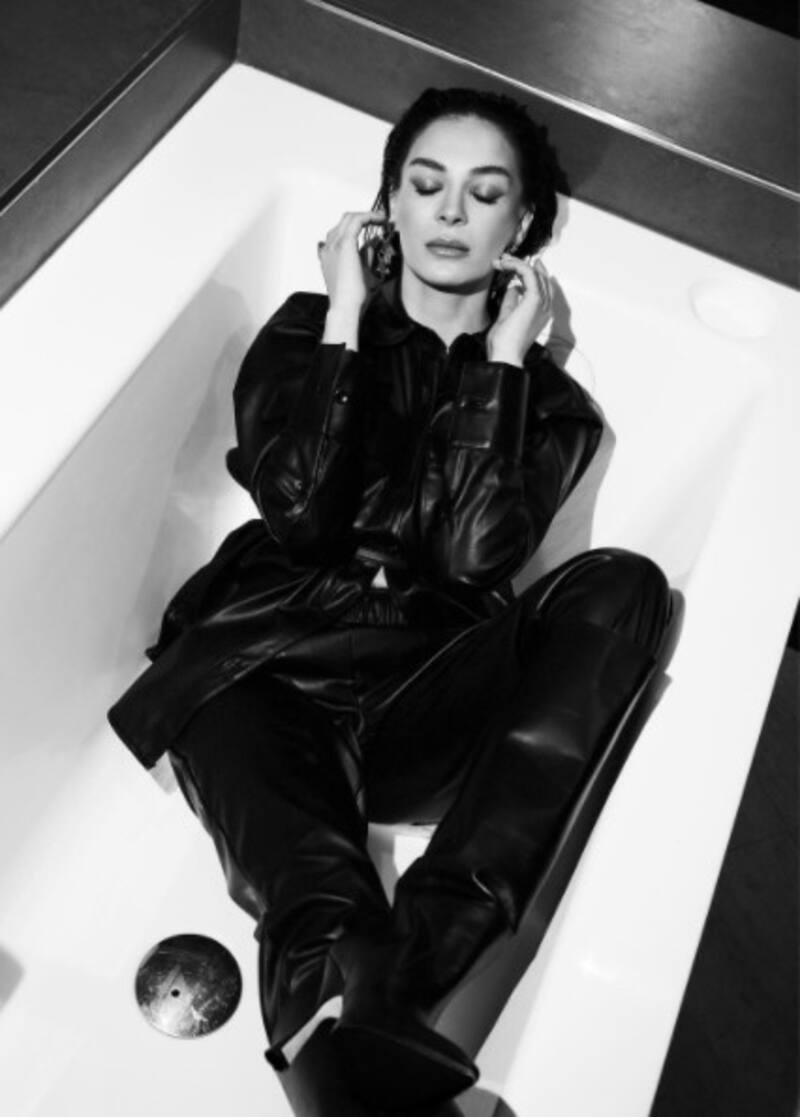 Ebru Sahin, de Hercai, se vuelve a lucir en backstage como modelo de élite - Créditos: Instagram