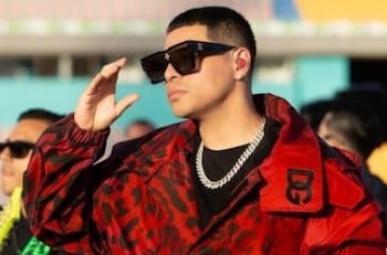 Vocalista de Grupo Firme se toma foto con este famoso cantante y fans enloquecen