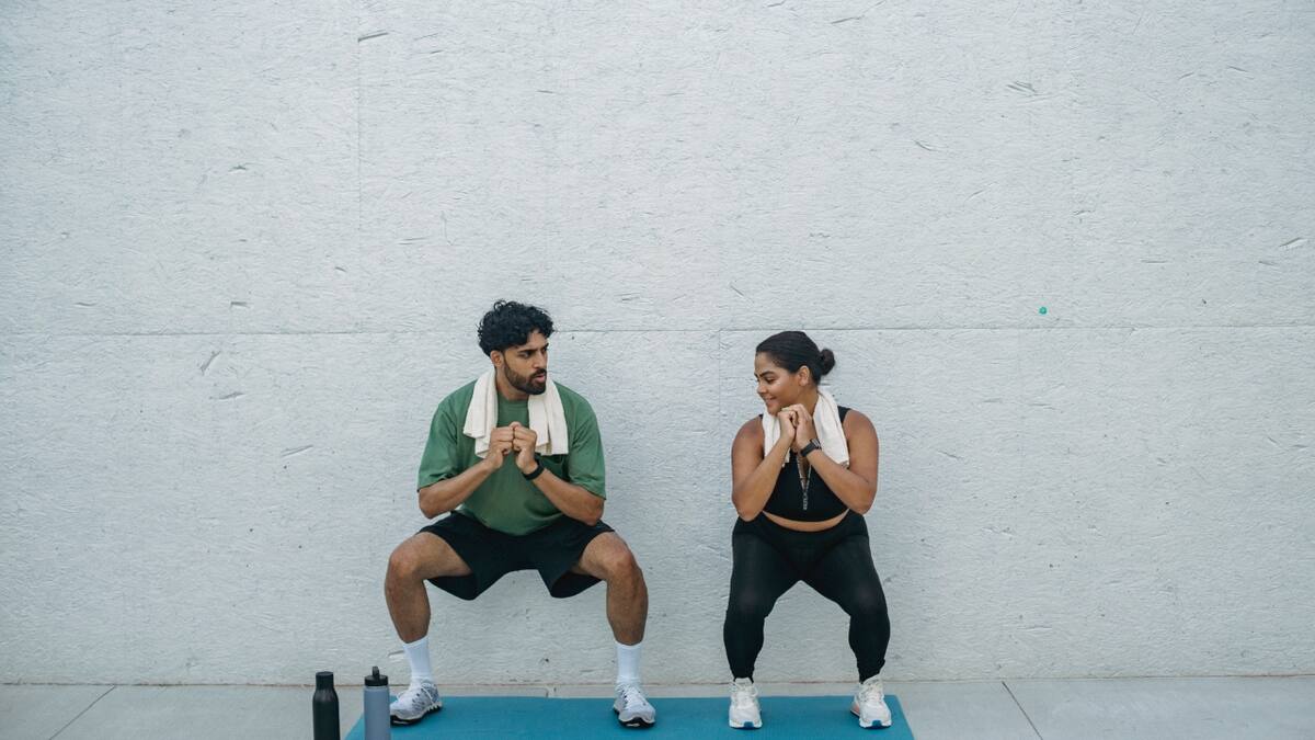 Di adiós a los kilos de más después de los 30: estos ejercicios en pared cambiarán tu vida
