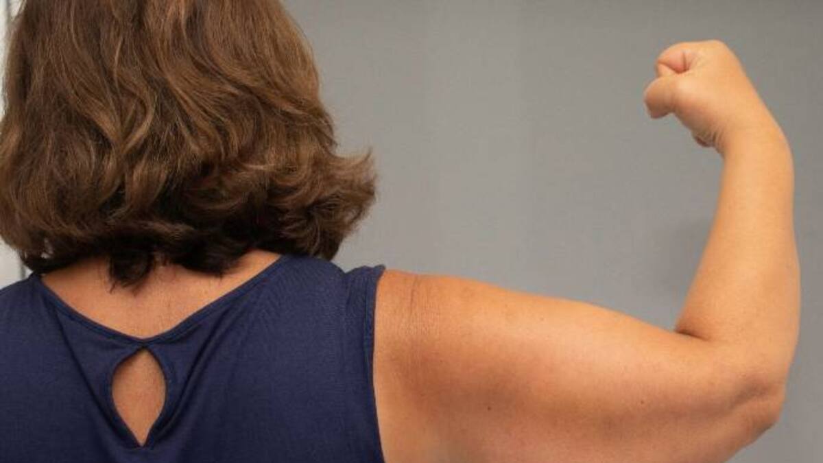 Adiós a las ‘alas de murciélago’: El ejercicio matutino definitivo para tonificar tus brazos