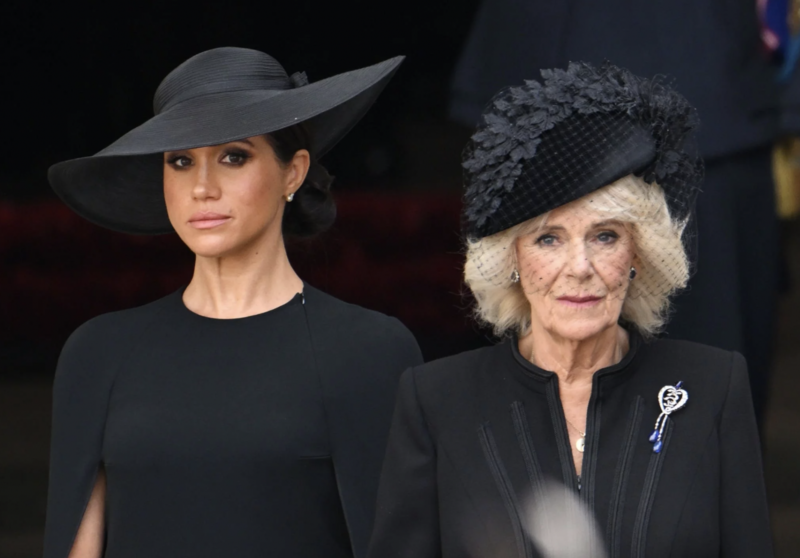 El accesorio que hace evidente que Meghan Markle y la reina Camila tienen el mismo gusto - Créditos: Especial
