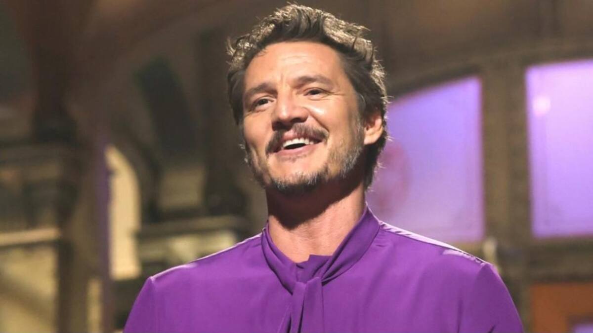 Pedro Pascal las hace de comediante y presentador de la banda Coldplay en Saturday Night Live