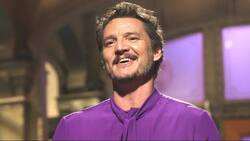 Pedro Pascal las hace de comediante y presentador de la banda Coldplay en Saturday Night Live