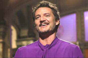 Pedro Pascal las hace de comediante y presentador de la banda Coldplay en Saturday Night Live