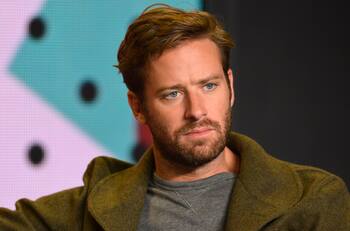 Armie Hammer revela que deseó ser comido por tiburones o ahogarse en el mar