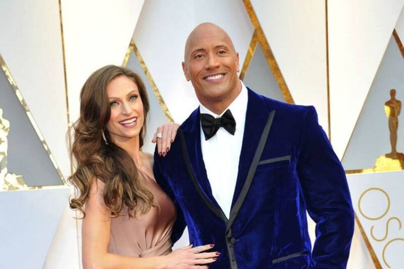 El actor tuvo que aguantar el llanto al escuchar a su esposa cantar - Créditos: Twitter