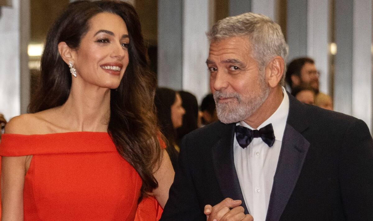 El actor y su esposa protagonizaron uno de los momentos más tiernos de la noche - Créditos: Twitter: DailyMail