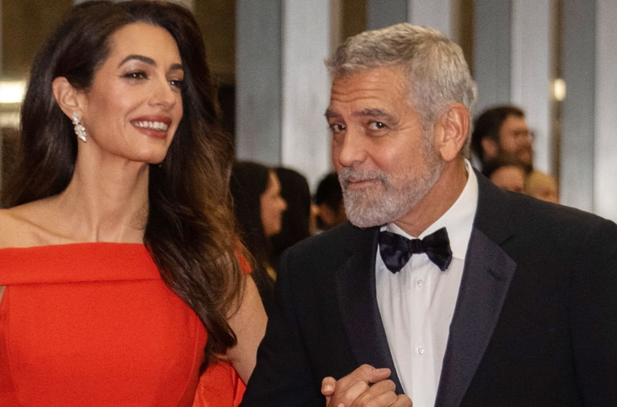 George Clooney ayuda a su esposa Amal a posar como una rockstar de las alfombras rojas