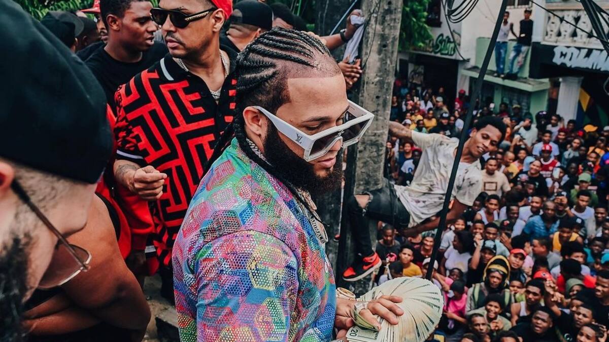 Cantante dominicano lanza 100 mil dólares a sus seguidores desde un helicóptero