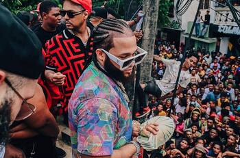 Cantante dominicano lanza 100 mil dólares a sus seguidores desde un helicóptero