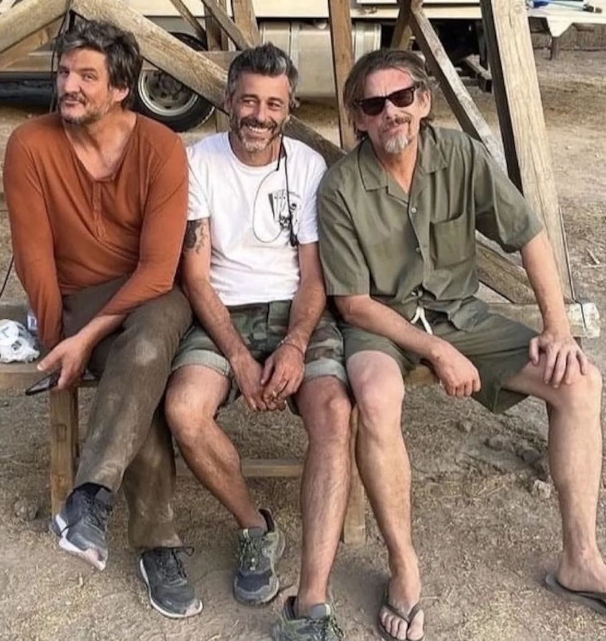 El beso de Pedro Pascal y Ethan Hawke despunta en la nueva película de Pedro Almodóvar - Créditos: Instagram