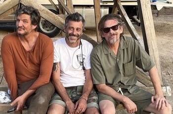 Beso de Pedro Pascal y Ethan Hawke despunta en western gay de Pedro Almodóvar