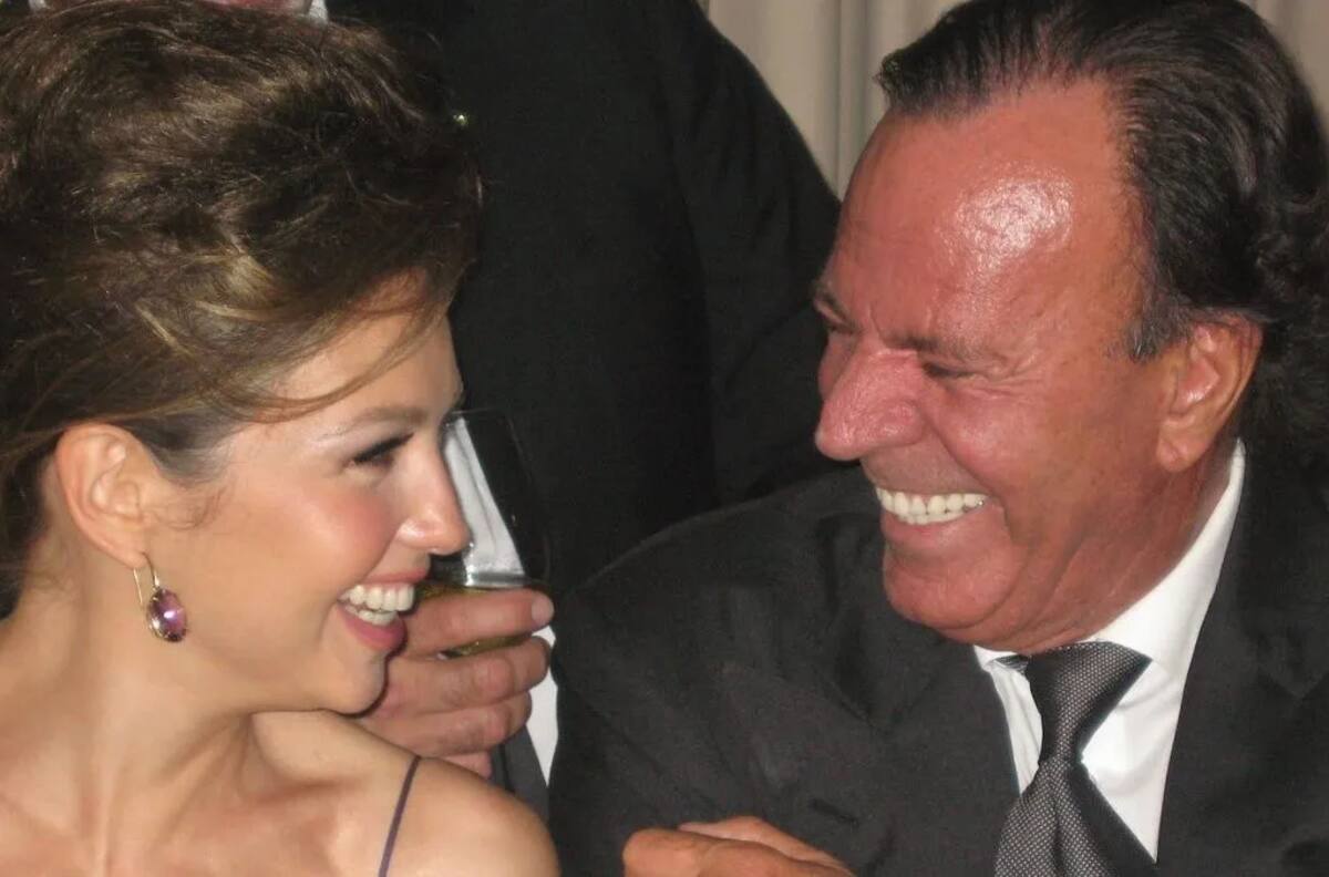 El día que Julio Iglesias le robó un beso a Thalía en ‘Siempre en Domingo’