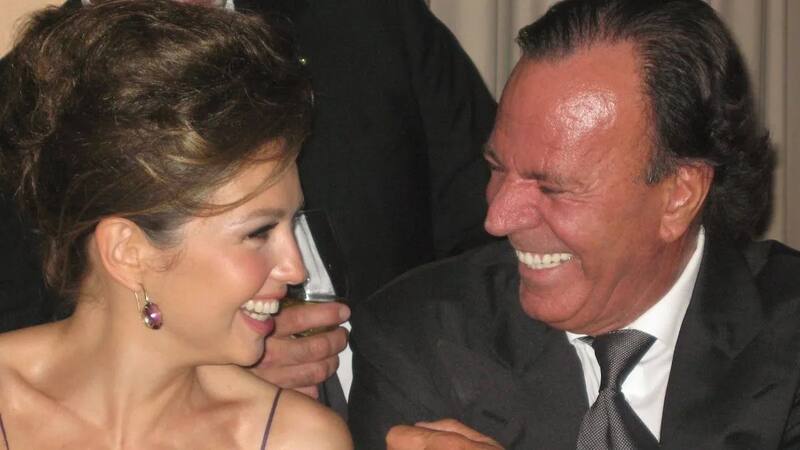 El día que Julio Iglesias le robó un beso a Thalía en ‘Siempre en Domingo’ - Créditos: Instagram