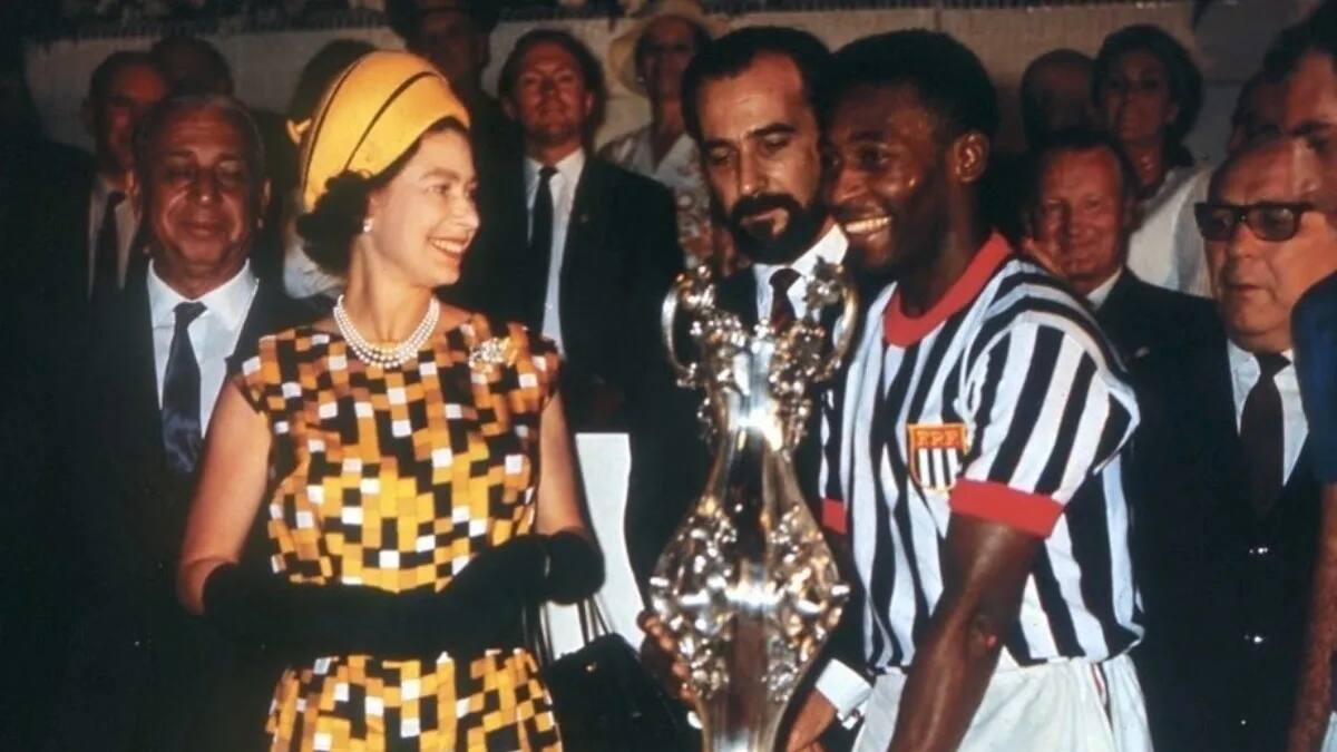 El día que Pelé conoció a la Reina Isabel II, le hizo una petición muy inusual a la monarca