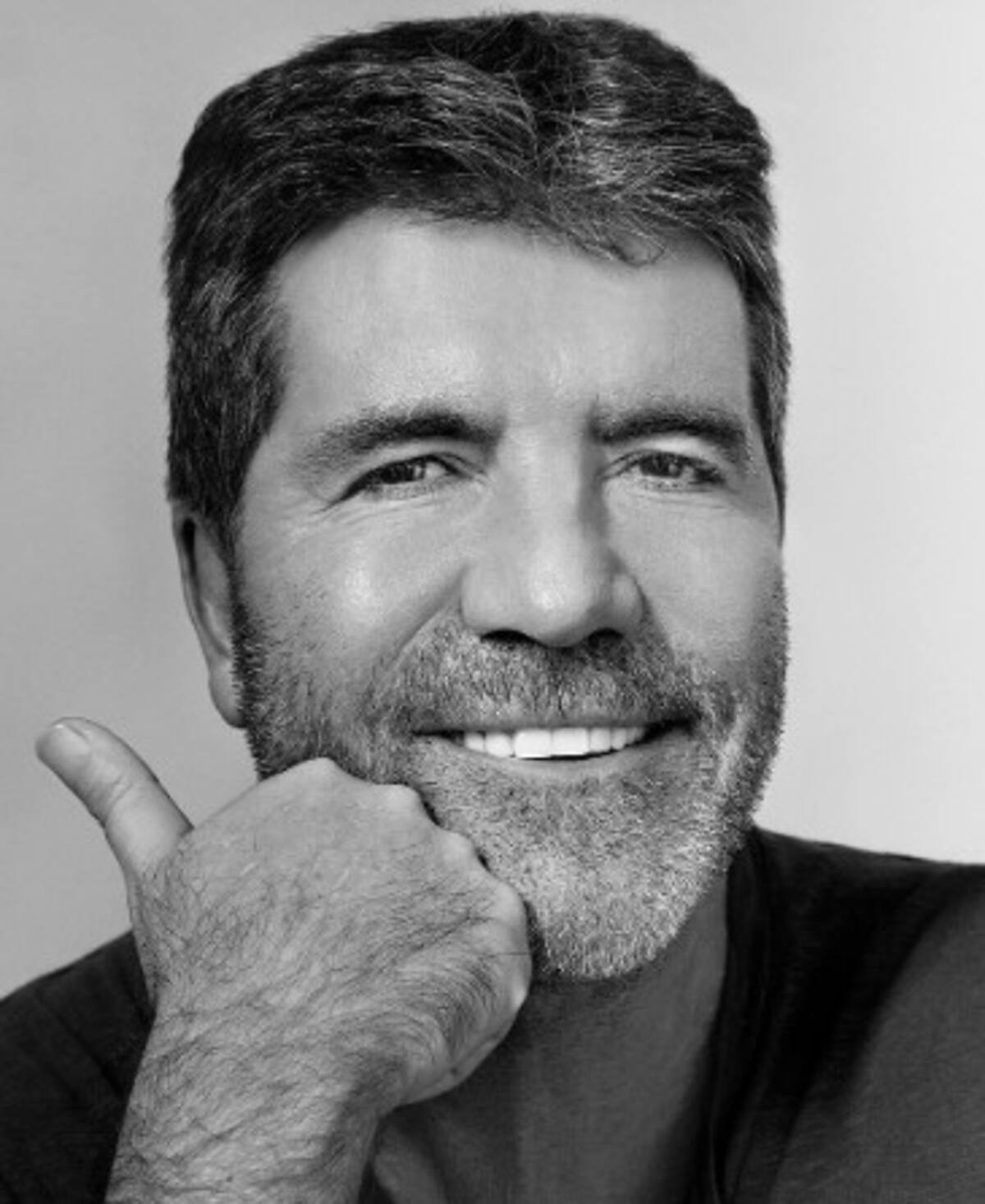 El famoso juez de talentos Simon Cowell luce un rostro irreconocible por tratamiento facial El productor musical británico en una foto de promoción - Créditos: Instagram