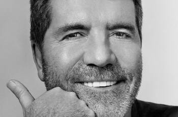 El famoso juez de talentos Simon Cowell estrena un look irreconocible por tratamiento facial