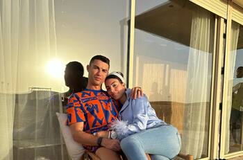 Georgina Rodríguez luce una cartera de lujo en la mitad del desierto para el cumpleaños de Cristiano