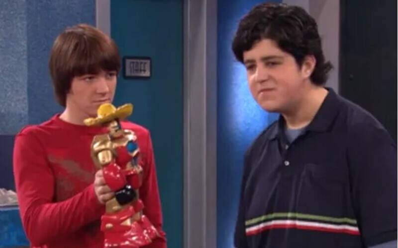 El guión que habría escrito Josh Peck contendría insultos a México - Créditos: Twitter