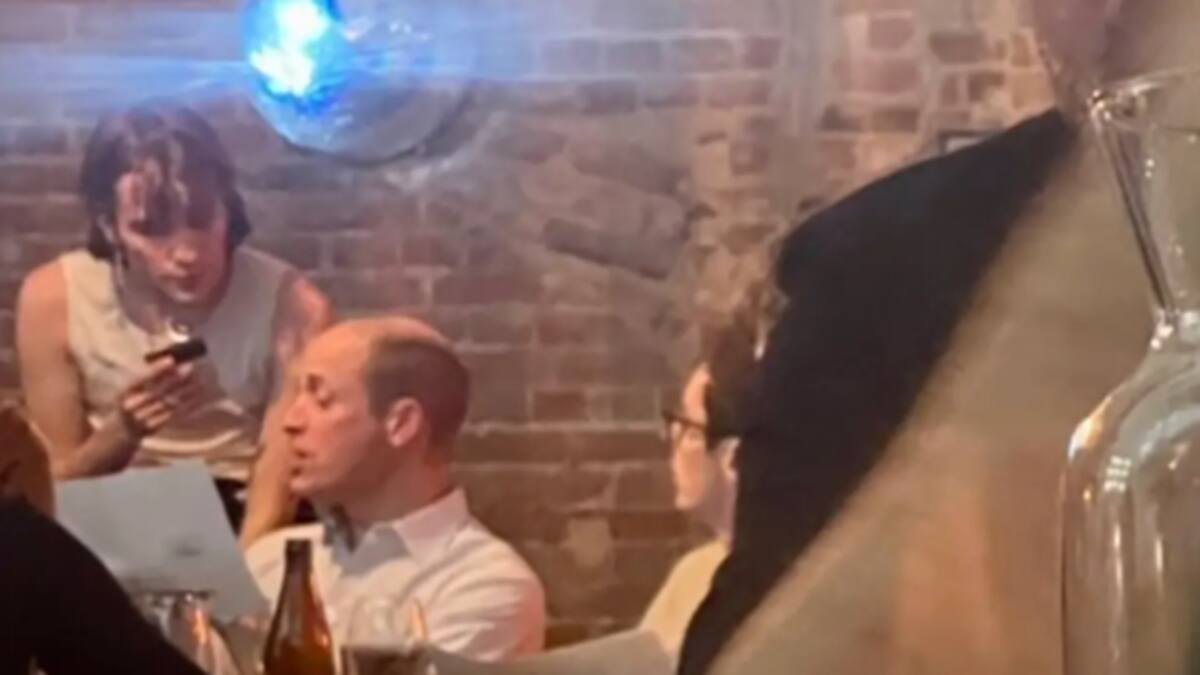 Captan al príncipe William cenando en un bar gay durante su visita a Polonia