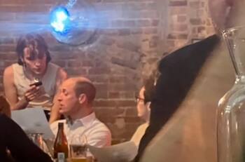 Captan al príncipe William cenando en un bar gay durante su visita a Polonia